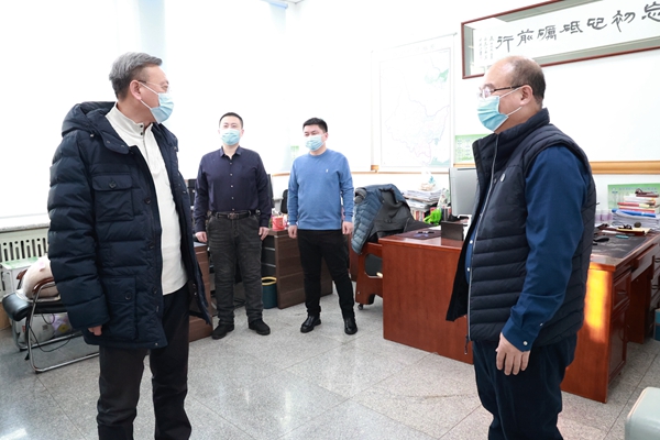 学校领导暖心慰问除夕在岗职工