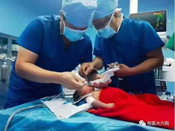 争分夺秒抢救新生命 哈医大六院多学科联合成功为出生14个小时肠闭锁患儿完成手术