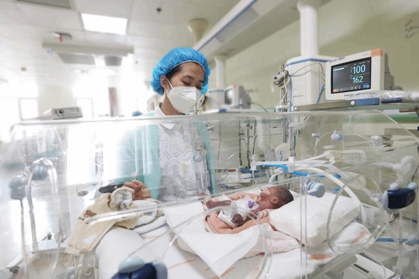 21-哈医大六院江南院区新生儿重症监护病房刚出生900克袖玲早产儿