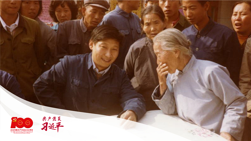 1983年,时任河北正定县委书记习近平在大街上听取来访群众的意见。 1983年,时任河北正定县委书记习近平在大街上听取来访群众的意见。