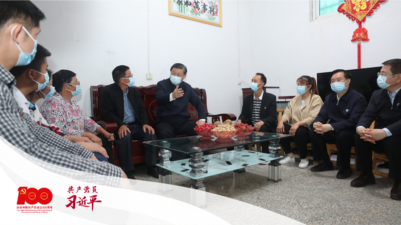 2021年5月13日下午,习近平总书记在河南省南阳市淅川县九重镇邹庄村,同移民户邹新曾一家三代围坐在一起聊家常。 2021年5月13日下午,习近平总书记在河南省南阳市淅川县九重镇邹庄村,同移民户邹新曾一家三代围坐在一起聊家常。