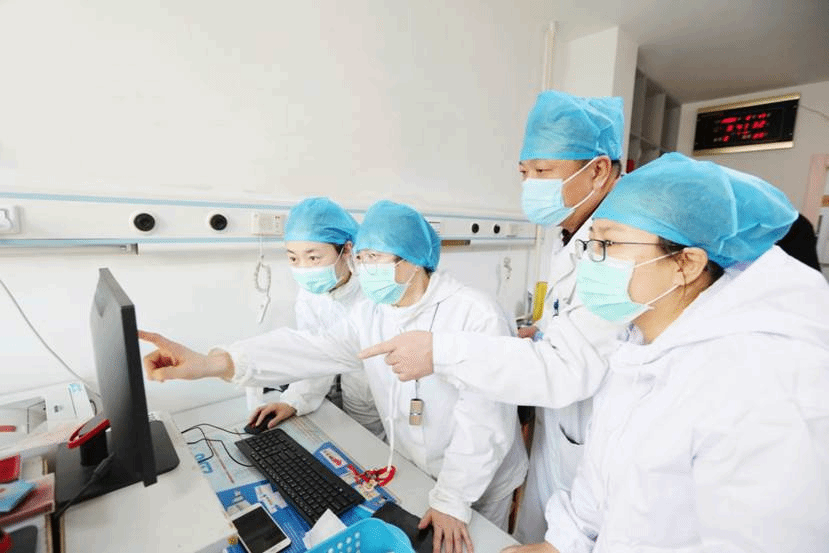 6.哈医大六院江南院区感染性疾病科主任邸顺祥,带领科室28名“感染战队”队员,三年以来,24小时保持“战时状态”,坚守发热门诊“红区”和感染内科病房,“绝不能遗漏一例疑似病例,更不能延误一个患儿的正常治疗”。