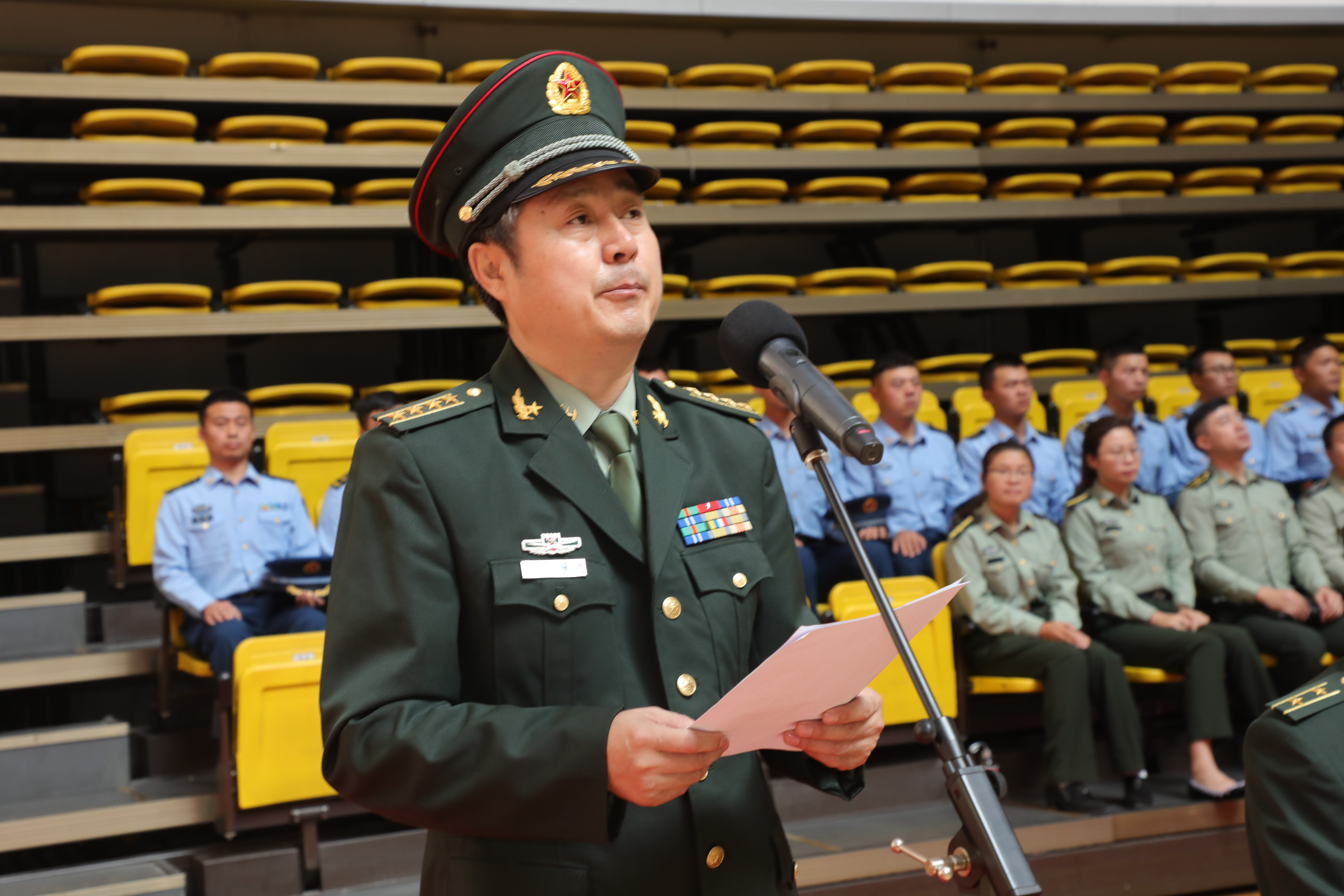 学校副校长,军训团参谋长方传龙和学校的各级主要领导同志参加了大会