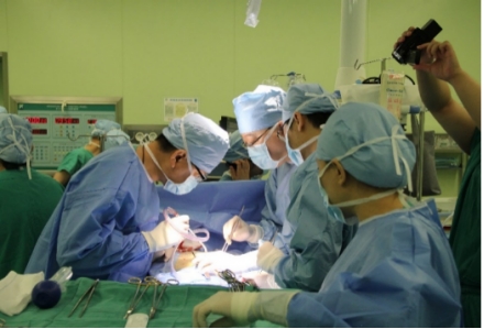 哈医大二院心外科开展东北三省首例经心尖应用尖瓣夹治疗复杂重症二尖瓣反流