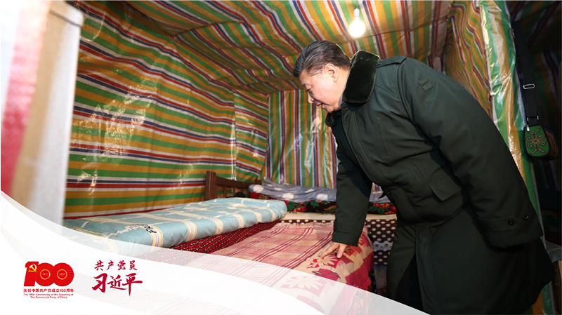 2018年2月11日上午,习近平总书记在四川省凉山彝族自治州昭觉县三岔河乡三河村贫困户吉好也求家中看望。 2018年2月11日上午,习近平总书记在四川省凉山彝族自治州昭觉县三岔河乡三河村贫困户吉好也求家中看望。